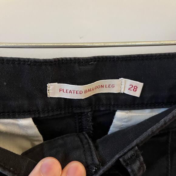 Levi's Women's Pleated Balloon Leg Pants in Black Twill - Picture 7 of 8